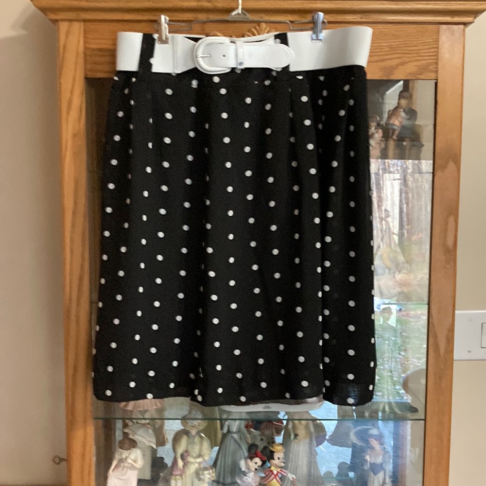 Blk. Polka dot sheer lined skirt. Excellent condition seldom worn. Like new